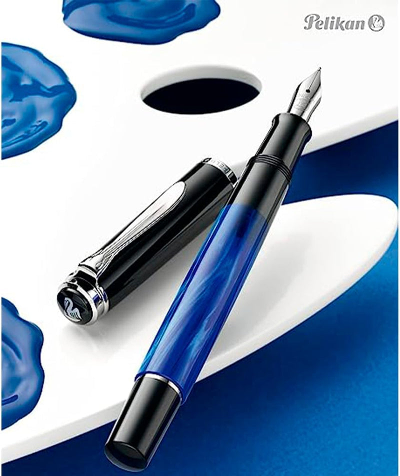 Pelikan Füllhalter Classic 205, Blau-Marmoriert, Feder M (mittel), hochwertiger Kolbenfüller im Gesc