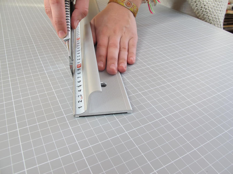 Profi-Sicherheitslineal, 55cm - Schneidelineal mit Griff, Alu Lineal mit Stahlkante, Sicherheitsline