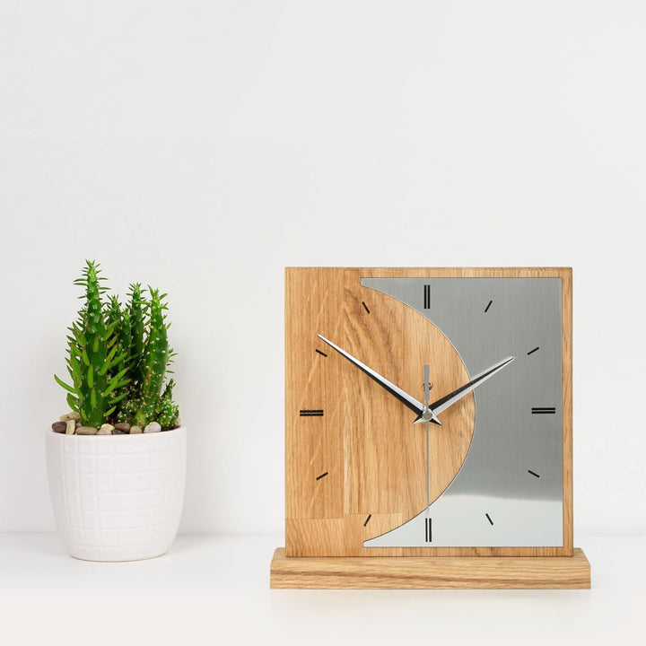 Kreative Feder Designer-STANDUHR „Silvermoon“ aus Eichenholz – analoge TISCHUHR ohne Tickgeräusche (