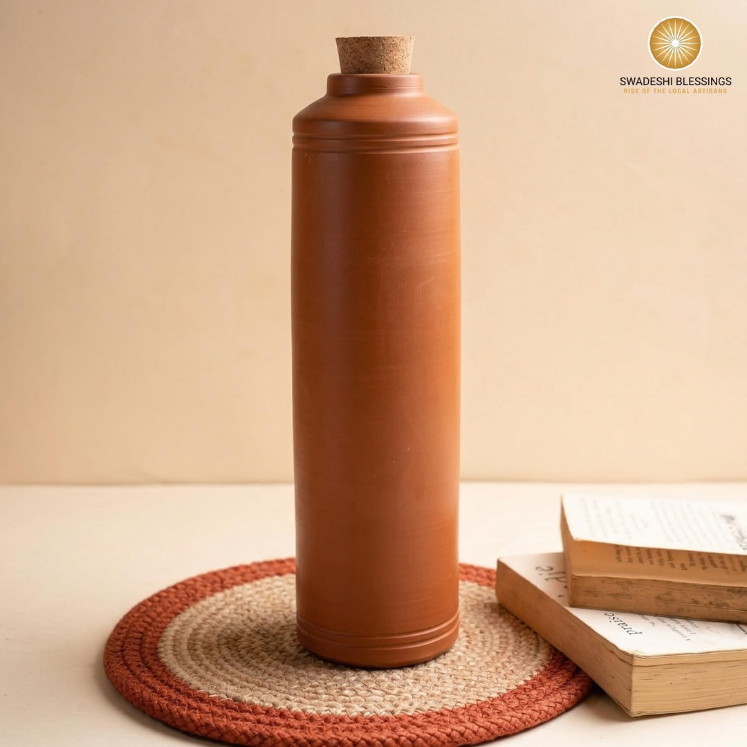 SWADESHI BLESSINGS Exklusive Produktreihe, unglasierte, handgefertigte Ton-Trinkflasche mit Tonkork/