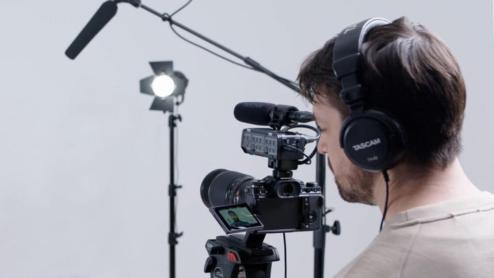 TASCAM CA-XLR2d-N – Digitaler XLR Mikrofonadapter für spiegellose Nikon Kameras