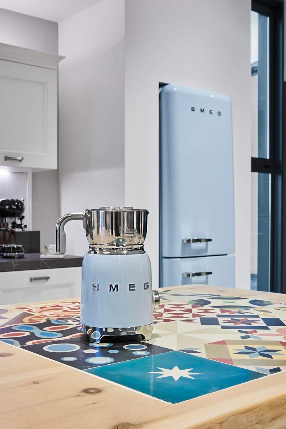 Smeg MFF01PBEU Chocolatiére Azur Blau, 2385 Jahre vor Ort Garantie