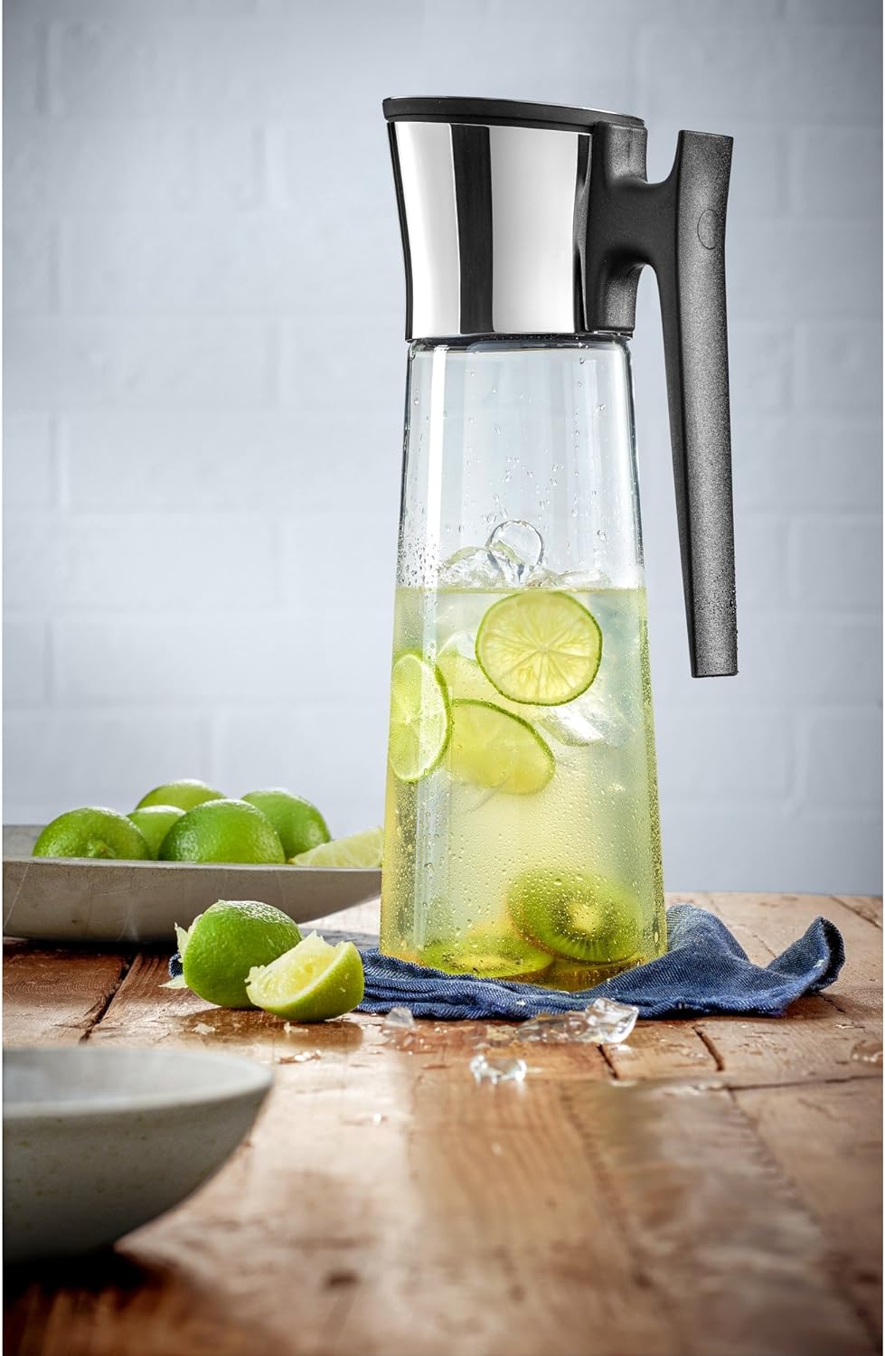WMF Basic Wasserkaraffe mit Griff 1,5 liter, Glaskaraffe mit Deckel 1,5 l, Silikondeckel, CloseUp-Ve
