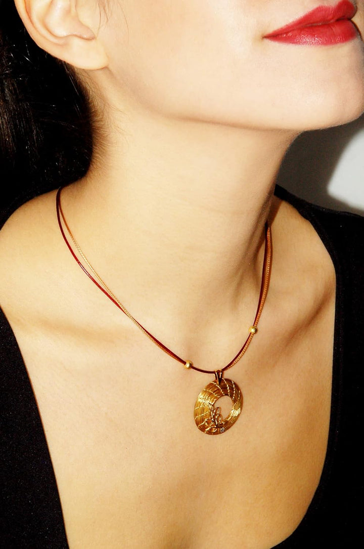 VERA NAVARRO - Halskette mit Goldenem Offenem Mandala-Anhänger aus Pflanzlichem Gold Ø 30 mm - Doppe