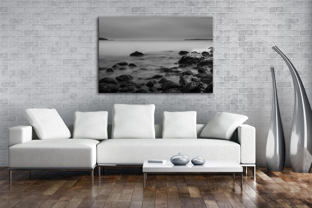 deyoli geheimnisvoller Kiesstrand in Schweden Effekt: Schwarz/Weiss im Format: 60x40 als Leinwandbil