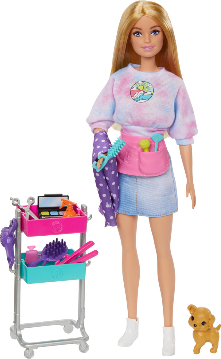 Barbie On Set Malibu Puppe und Zubehör - Frisierwagen, Haar- und Make-up-Accessoires, Schürze, Hündc