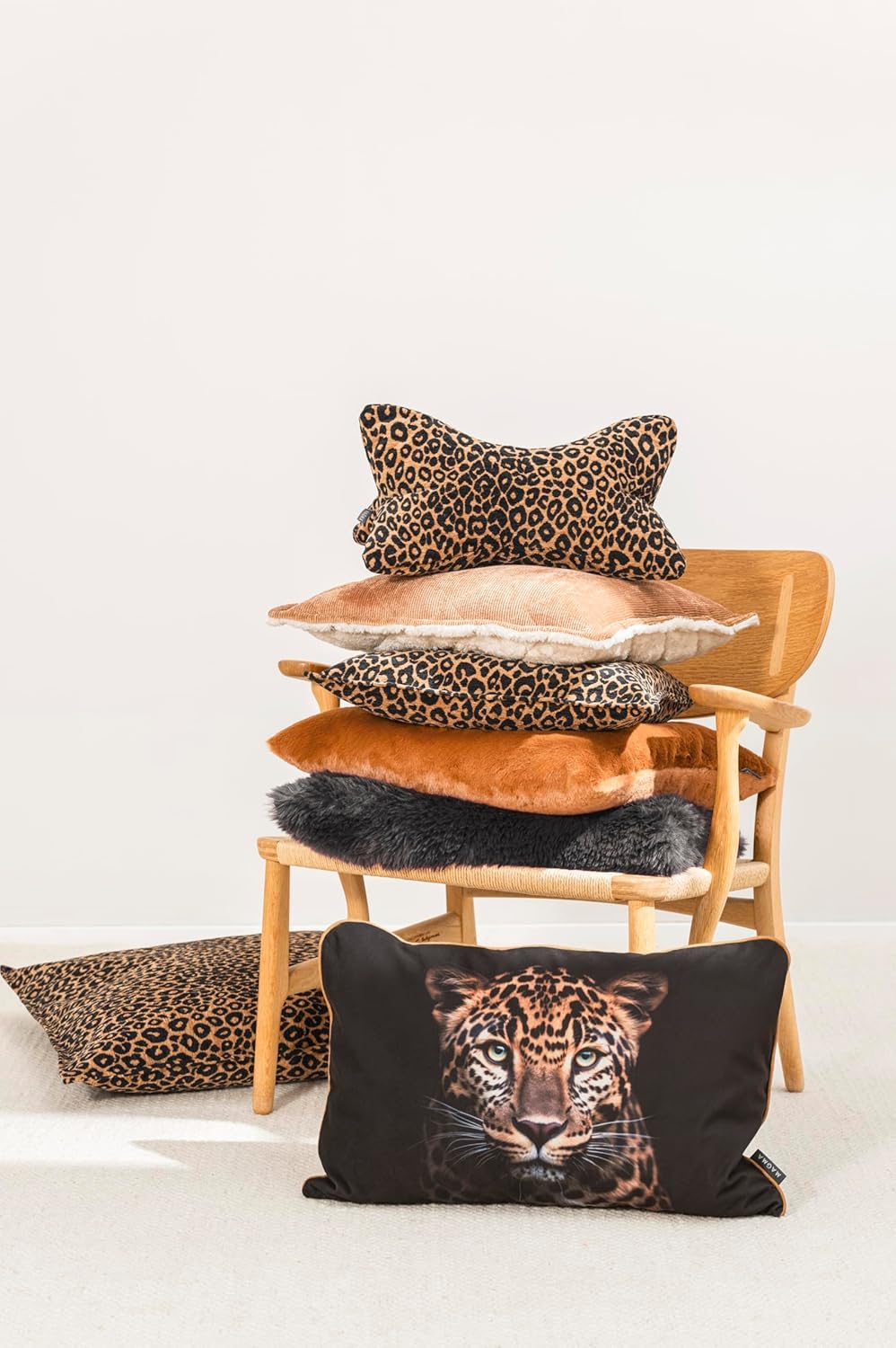 MAGMA Leseknochen | BAO | Leopardenmuster | Nackenkissen | ca. 42x22x22 cm | Polyesterfüllung | Fell