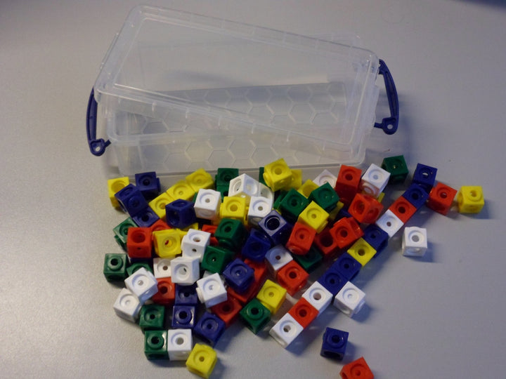 100 Steckwürfel 5-farbig (rot, gelb, grün, blau, weiss) in der praktischen Box, 1,7cm, allseitig ste