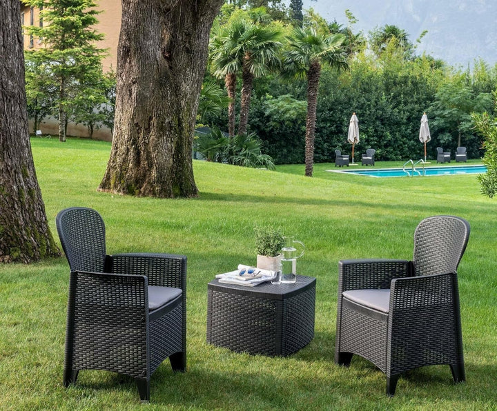 Dmora Gartenset mit Kissen, 2 Sesseln und 1 Outdoor-Container-Tisch, Made in Italy, Farbe Anthrazit