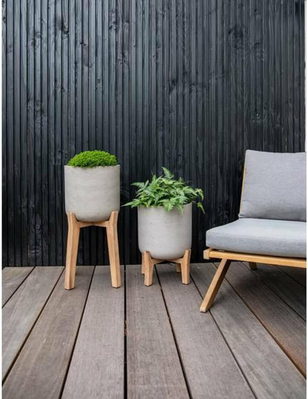 Finestgreen Charlie Feet High | Handgefertigtes Pflanzgefäss auf Holzfüssen (XL Ø:40 H:67 cm, Grau)