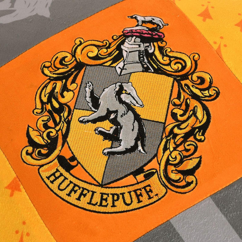 Elbenwald Harry Potter Kissen mit Quasten im Hufflepuff Design mit gesticktem Wappenpatch in den Hau