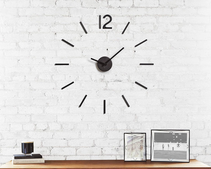 Umbra Blink, Moderne und Minimalistische DIY Quarz Wanduhr ohne Rahmen, Ziffern zum Aufkleben, Wandd