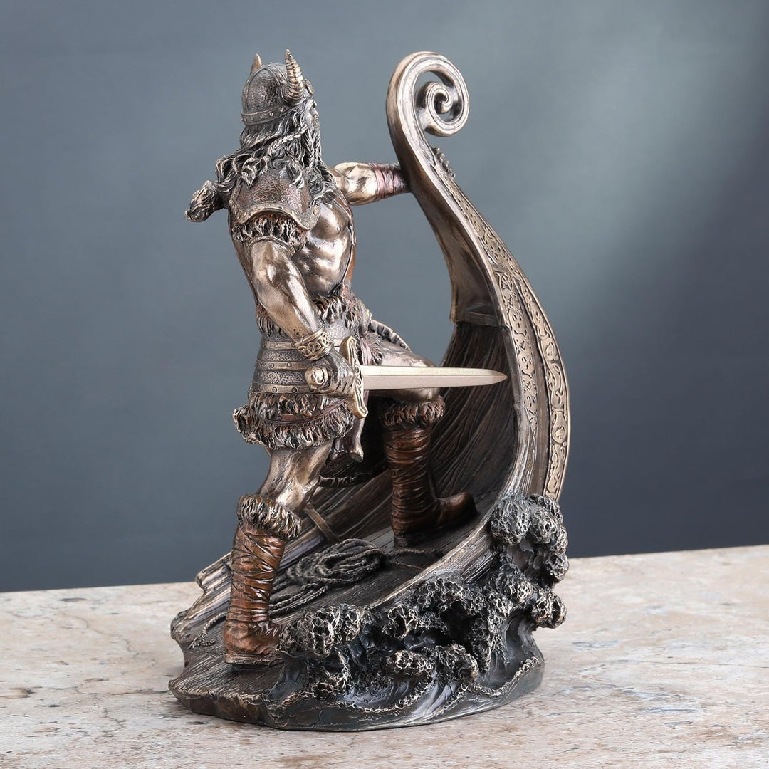 Veronese Design Nordischer Wikinger-Krieger stehend auf langem Schiffskugel mit antikem Bronze-Finis