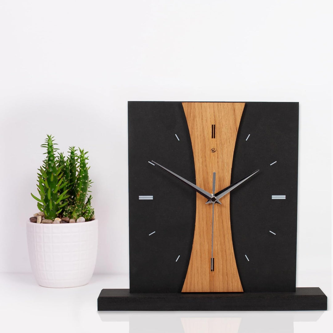 Kreative Feder Standuhr „Brown Stripe“ aus Holz – Schwarze Tischuhr in modernem Look ohne Ticken (Br