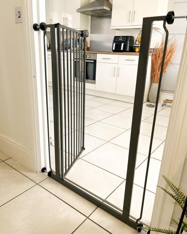 Safetots Extrahohes Metall-Sicherheitsgitter, Druckmontage, 75cm - 82.6cm, Schiefergrau, 104cm Höhe,