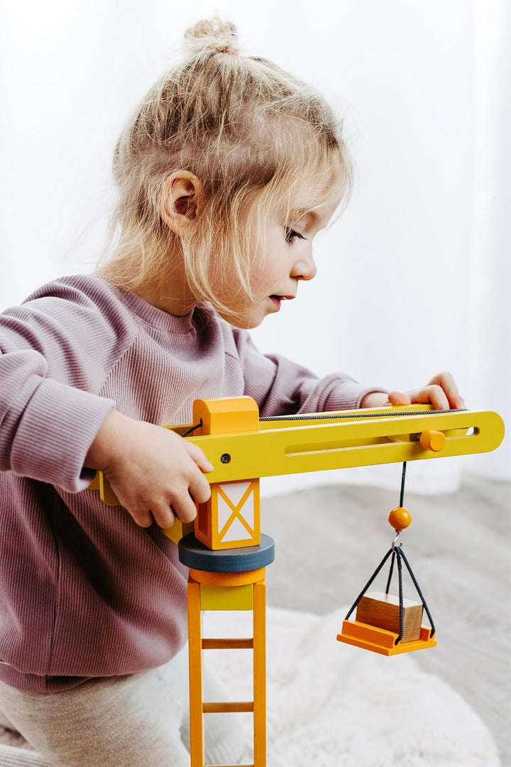 small foot Baukran mit Baustellenzubehör aus Holz, Spiel-Set für Kinder ab 3 Jahren, 12007, Baukran
