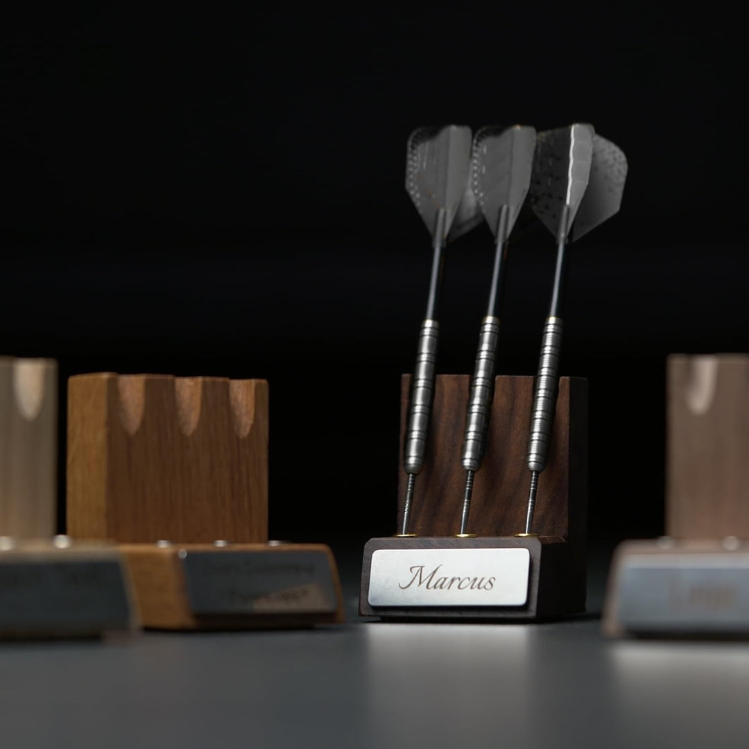 WaveB4 Dartpfeil Halter personalisiert aus Holz mit Gravur – handgemacht aus Eiche oder Nussbaum | D