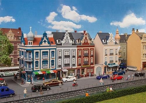 FALLER Stadthäuserzeile Beethovenstrasse Modellbausatz mit 1068 Einzelteilen 452 x 118 x 200 mm I Mo