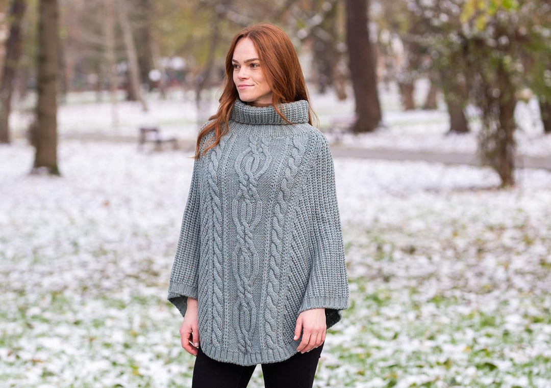 SAOL Damen Strickjacke aus 100% Merinowolle Zopfmuster Irische Aran Poncho Einheitsgrösse Skylight,