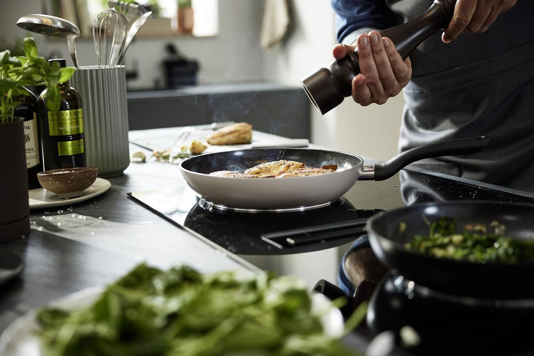 Fissler Pfannen-Set 2-teilig 24 + 28 cm Essential Black – Aluminiumpfannen beschichtet, Keramik, Ind