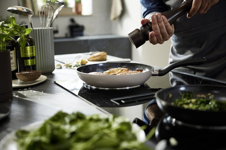 Fissler Pfannen-Set 2-teilig 24 + 28 cm Essential Black – Aluminiumpfannen beschichtet, Keramik, Ind