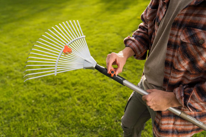 Gardena combisystem-Verstellbesen: Laubrechen mit Variabler Arbeitsbreite von 30-50 cm, ideales Gart