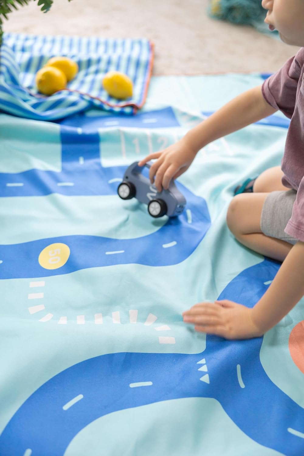 Quut – Strand-/Poolhandtuch für Kinder mit Spiel – Ultraschnell trocknende Mikrofaser, sandfrei – ko