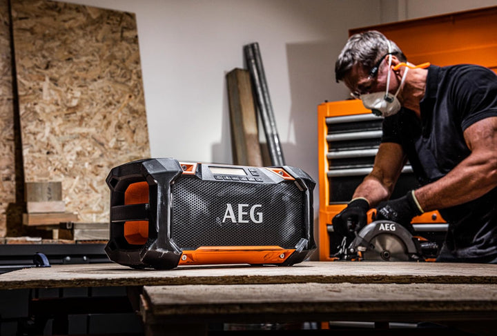 AEG - Radio 18 V, Bluetooth-Verbindung, Reichweite bis zu 30 m, 30 W, USB-Buchse, AM/FM-Band, LCD-Di