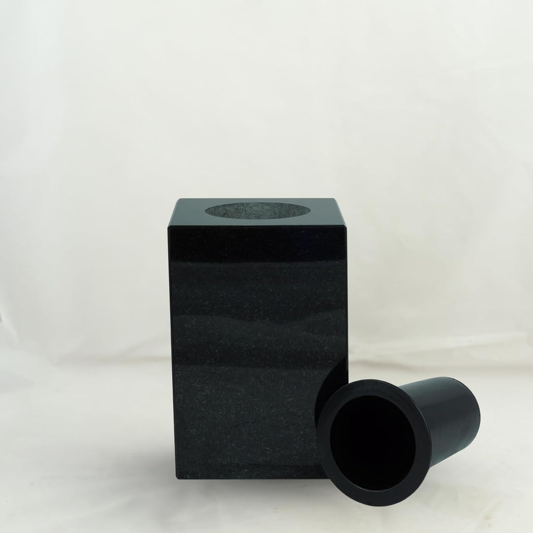 designgrab Cube Designer Grabvase aus Granit Schwedisch Black