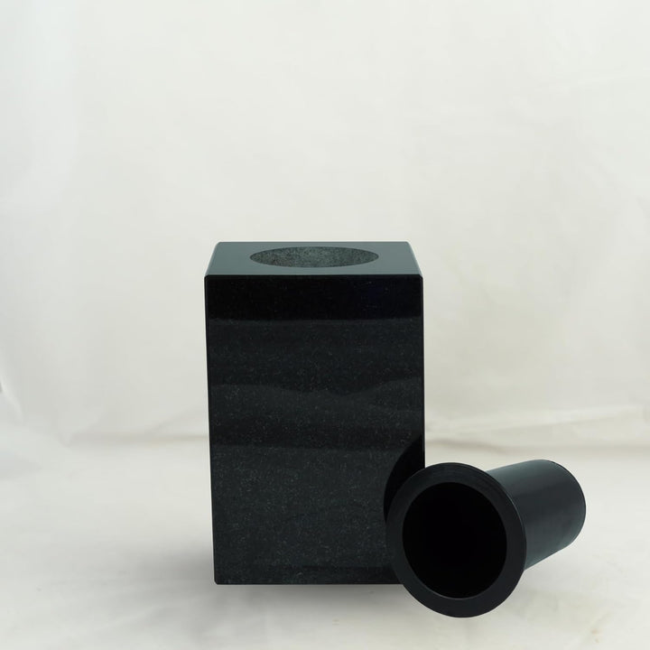 designgrab Cube Designer Grabvase aus Granit Schwedisch Black