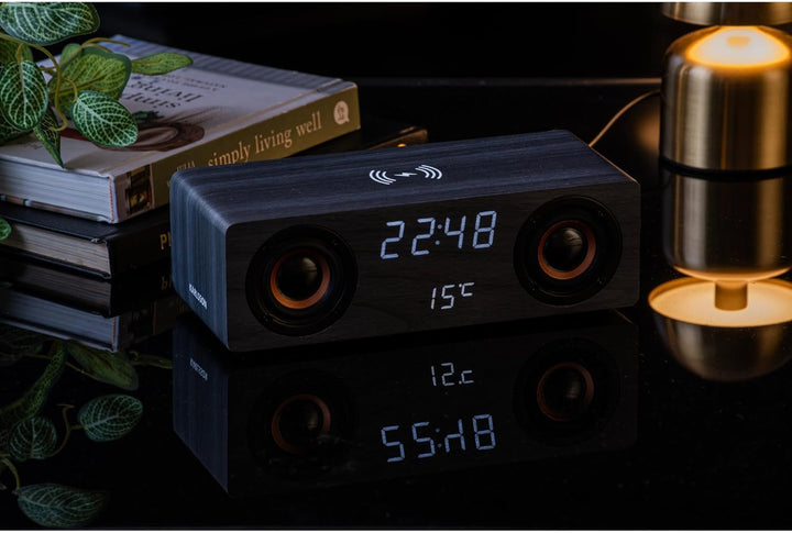 Karlsson Bluetooth Lautsprecher Funkwecker mit LED-Anzeige und kabellosem Laden (Schwarz)