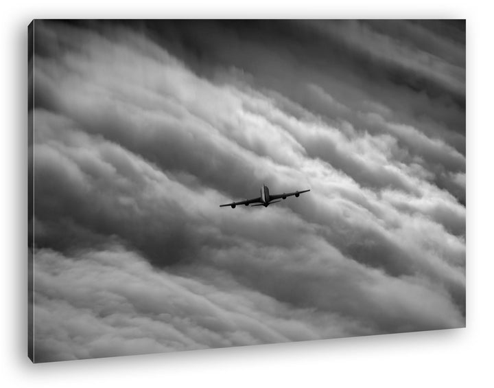 Militärflugzeug in den Wolken Effekt: Schwarz/Weiss im Format: 80x60 als Leinwandbild, Motiv fertig