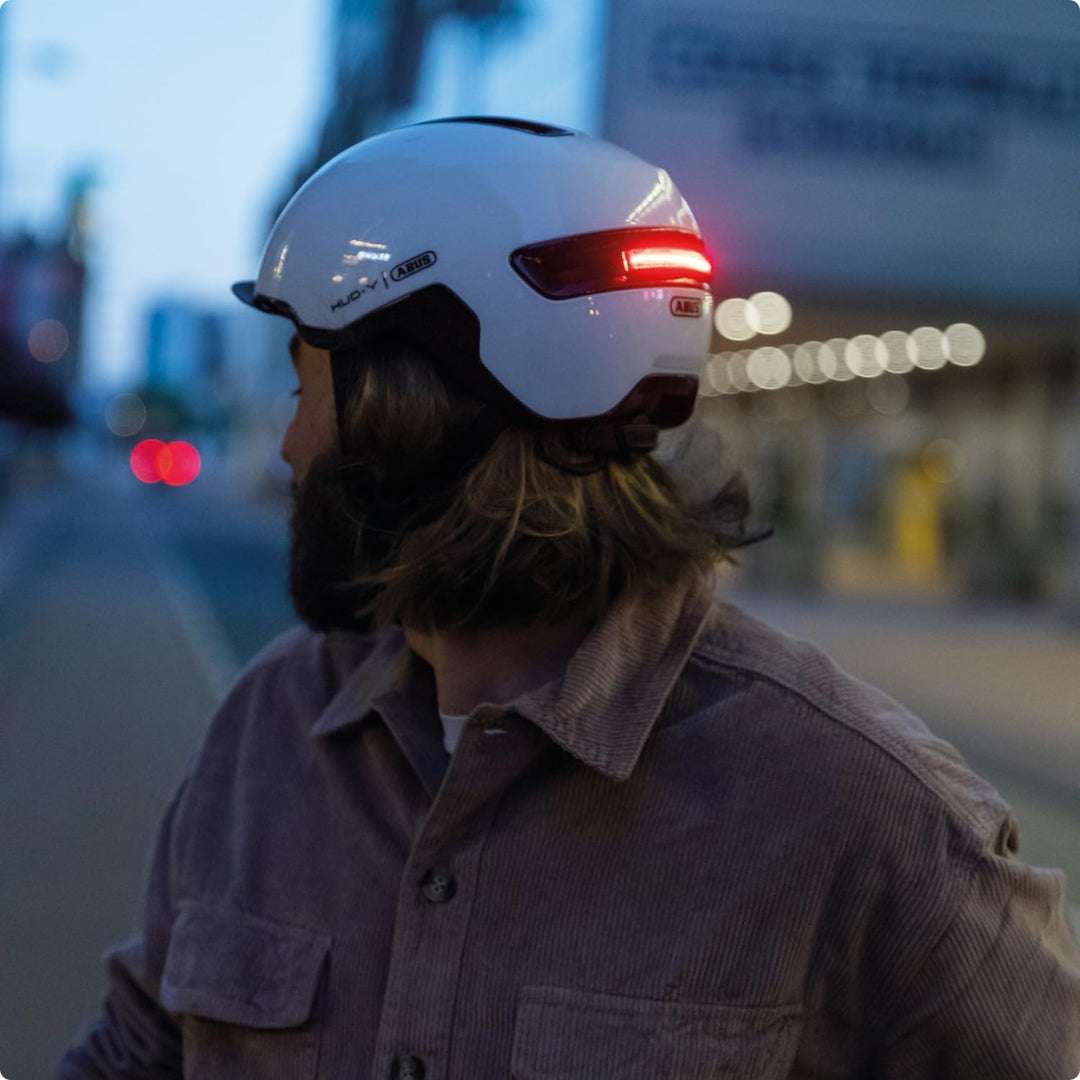 ABUS Urban Helm HUD-Y - mit magnetischem, aufladbarem LED-Rücklicht &amp; Magnetverschluss - cooler Fahr