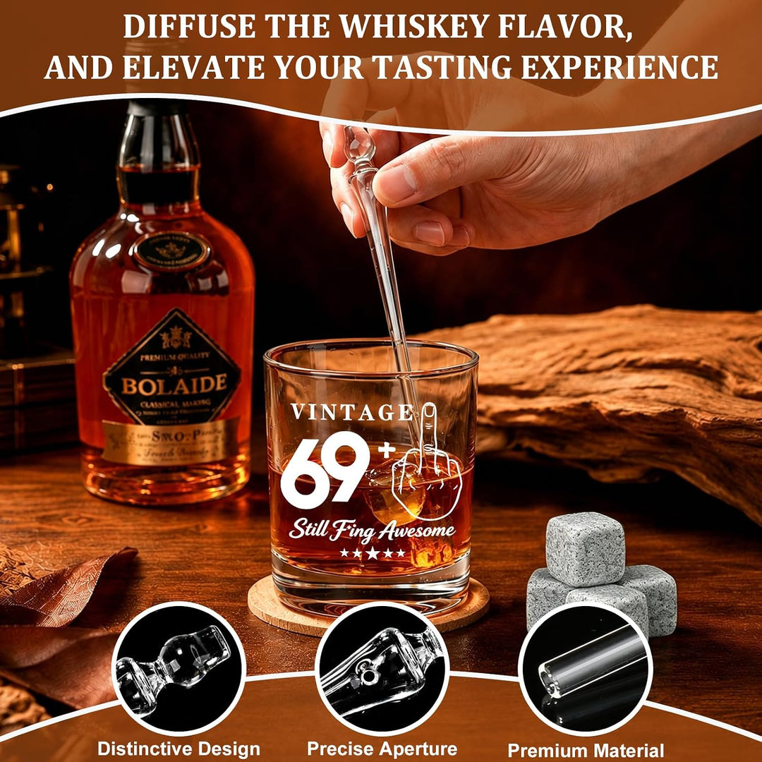 70 Geburtstag Geschenke für Männer 1956 "VINTAGE 69+ Still Fing Awesome" Whisky-Set - Holzkiste mit
