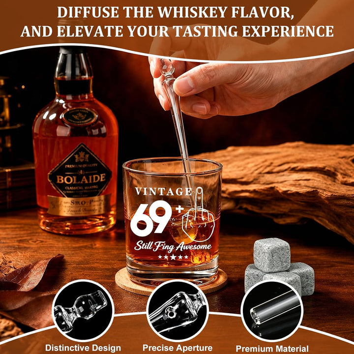70 Geburtstag Geschenke für Männer 1956 "VINTAGE 69+ Still Fing Awesome" Whisky-Set - Holzkiste mit