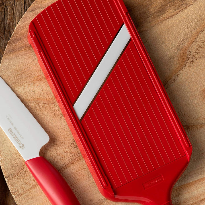 Kyocera Universal Keramikhobel, zweischneidig, Rot, Extra scharfe Keramik-Klingen, Gemüsehobel mit F