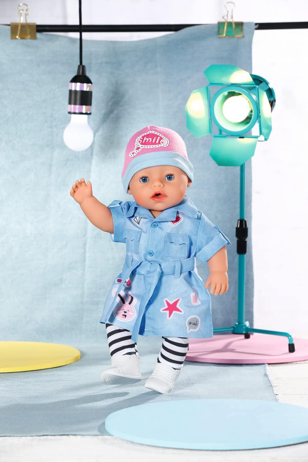 BABY born Deluxe Jeans Kleid, Puppenkleid mit gestreifter Leggings, rosa Mütze und Schunen für 43 cm