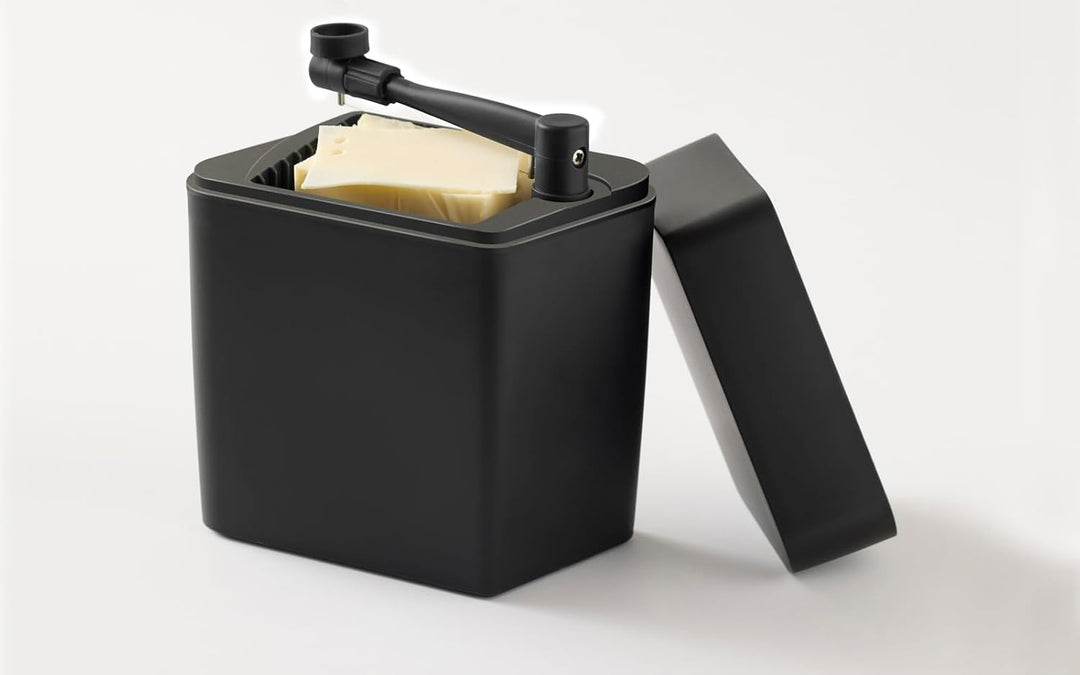 Rosti Classic Käsebox mit Deckel und integriertem Käseschneider, Käseaufbewahrungs Box für Kühlschra