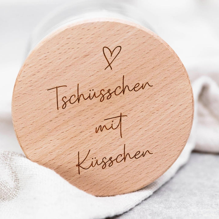 Abschiedsgeschenk – Geschenkglas mit Gravur für eine humorvolle Verabschiedung | Abschied Kollegin J