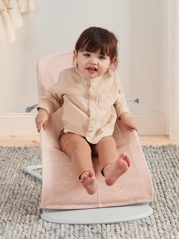 BabyBjörn Babywippe Balance Soft, Hellgrauer Rahmen, Netzstoff, Perlmuttrosa/Weiss Netzstoff Perlmut