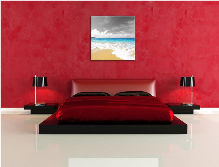 Pixxprint Sandstrand mit Welle bei azurblauen Himmel schwarz/weiss, Format: 70x70 als Leinwandbild,