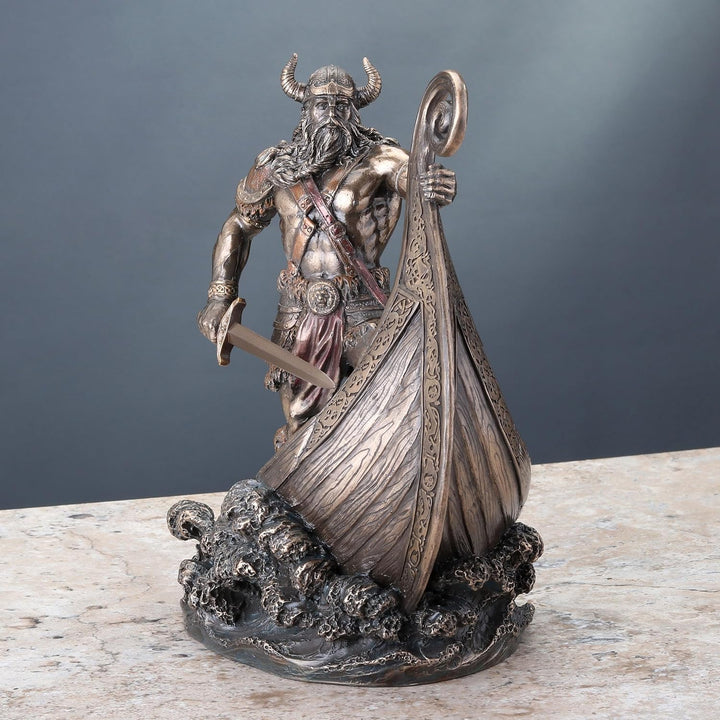 Veronese Design Nordischer Wikinger-Krieger stehend auf langem Schiffskugel mit antikem Bronze-Finis