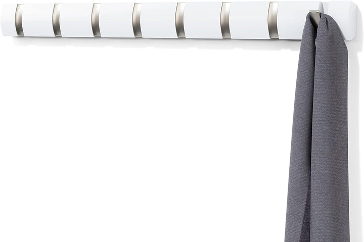 Umbra Flip 8 Garderobenhaken – Moderne, Schlichte und Platzsparende Garderobenleiste mit 8 Beweglich