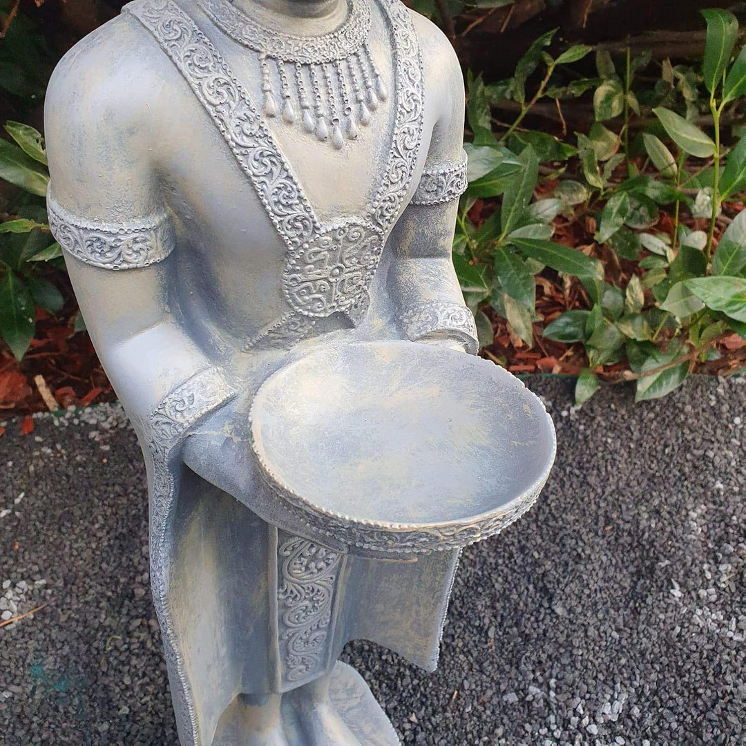 Gartenfigur Buddha Tempelwächter 76 cm grau stehend mit Schale – handbemalte Wächterfigur in Steingu