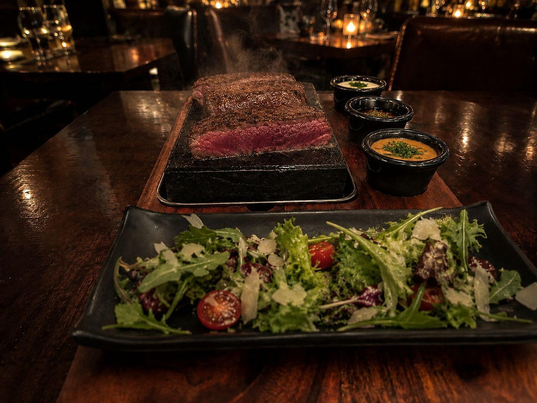 Heisser Stein Steak Set mit Akazienholzbrett – Lavastein zum Grillen am Tisch, Steakstein mit Edelst