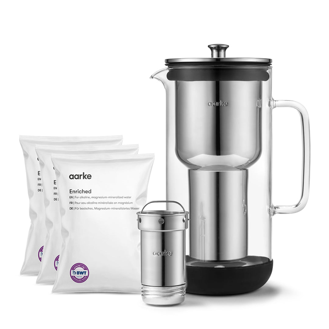 Aarke Purifier, Wasserfilterkanne aus Glas und Edelstahl (2,4 L / 10 Tassen) + 3er-Pack Enriched Fil