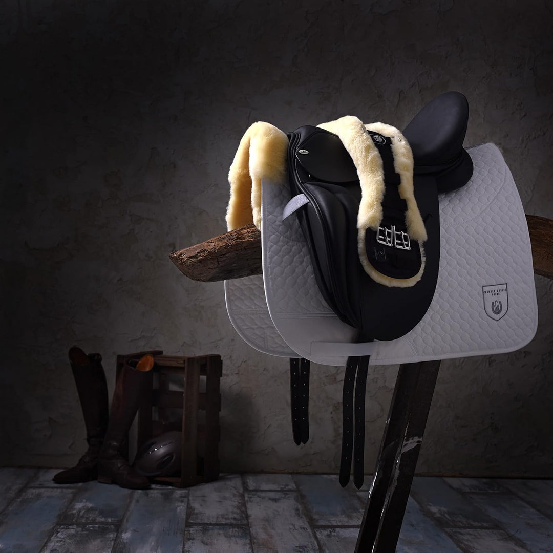 CHRIST Lammfell MONDGURT Sattelgurt von WERNER HORSE – anatomischer Dressurgurt (Kurzgurt) mit konka
