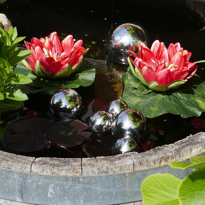 Miniteich Komplettset mit 2 künstlichen Seerosen rot Schwimmkugeln - Teichkugeln in Silber für Teich