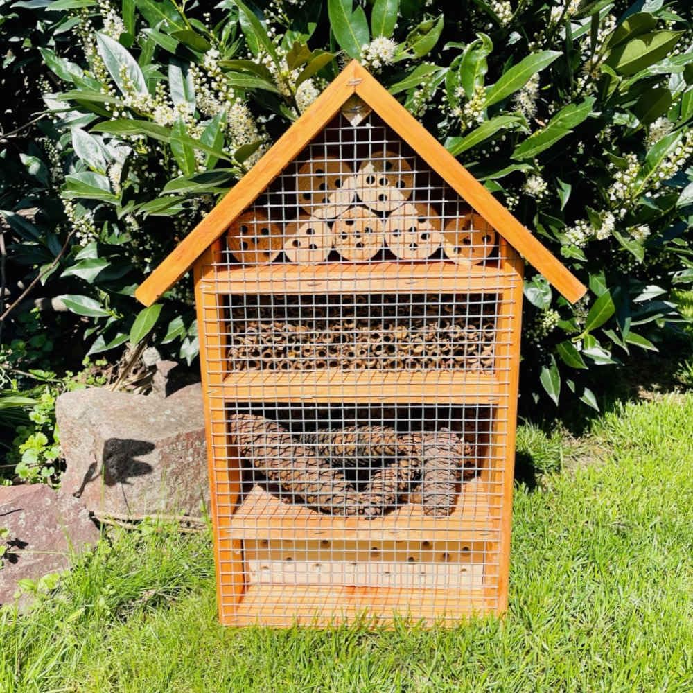 DARLUX massives handgefertigtes L Insektenhotel aus Holz I 52 x 28 x 12 cm (HxBxT) mit Ständer Höhe