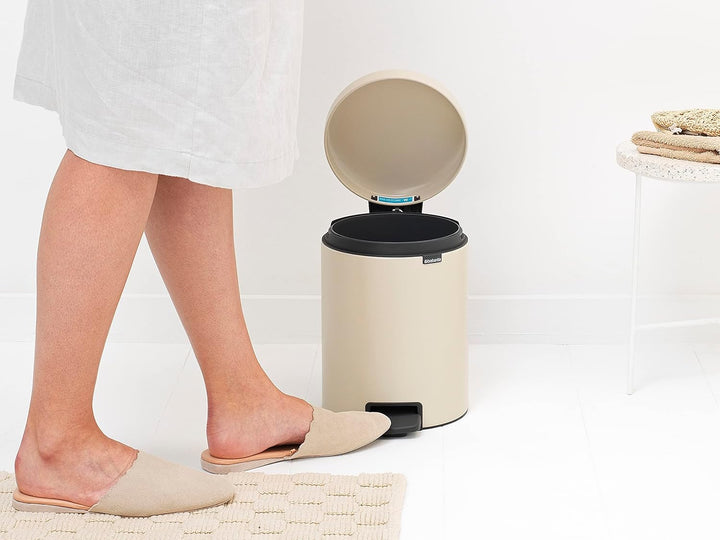 Brabantia - NewIcon Treteimer 5L - Kleiner Abfalleimer für Bad oder Toilette - Sanft Schliessender D